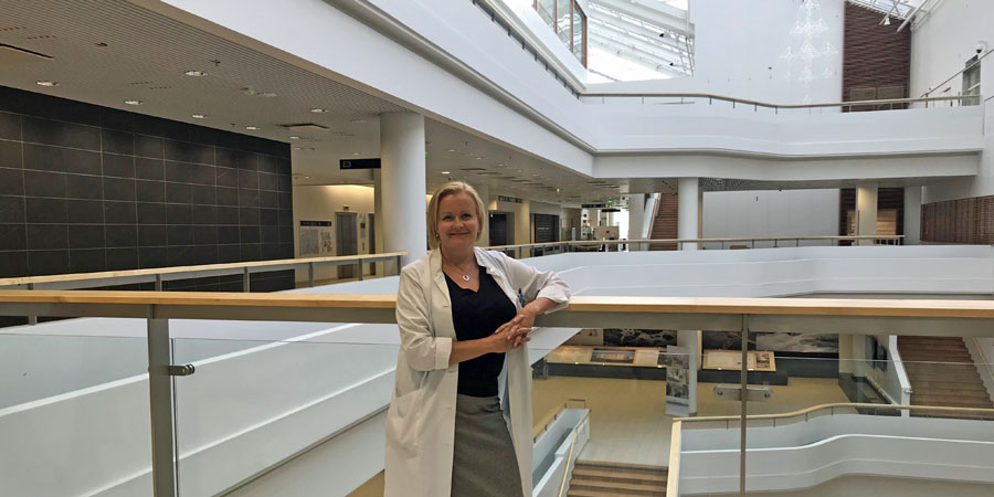 Paulina Salminen seisoo Tyksin T-sairaalan kerrostasanteella.