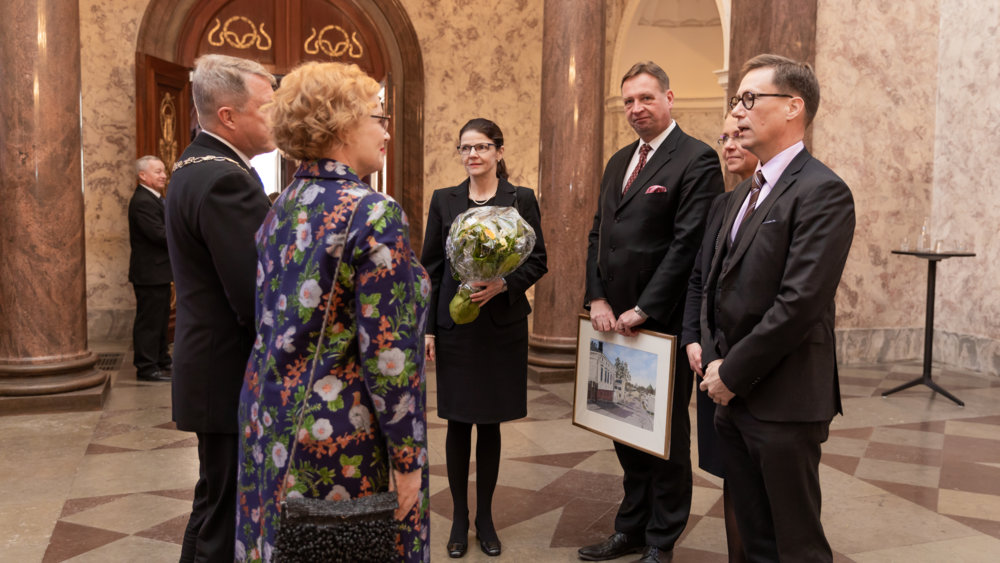 Sairaanhoitopiirin edustajat onnittelevat satavuotiaan Turun yliopiston edustajia.