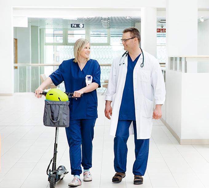 En läkare och en sjuksköterska i en sjukhuskorridor.